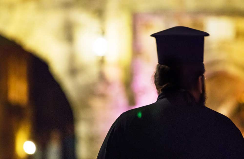 Sextortion στην Αχαΐα: Ζευγάρι εκβίαζε 65χρονο κληρικό με γυμνές φωτογραφίες