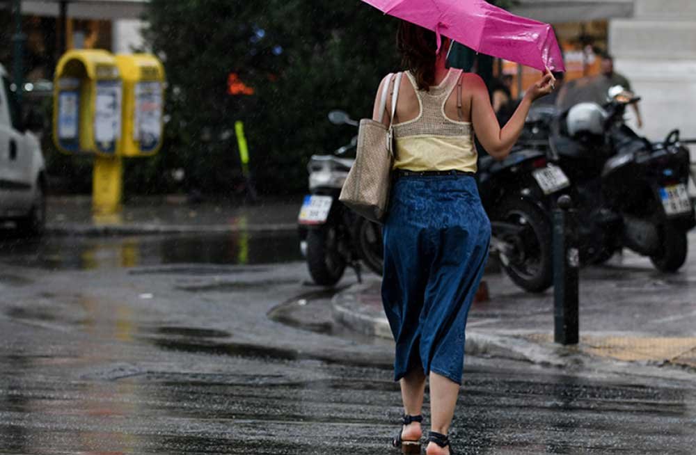 Καιρός: Επιστρέφουν οι βροχές – Ξεκινούν ξανά τα 35άρια από την Κυριακή