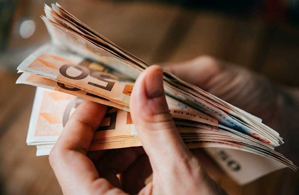 Αύξηση του ακατάσχετου λογαριασμού στα 1.600 ευρώ από τα 1.250 ανακοίνωσε ο Πιερρακάκης