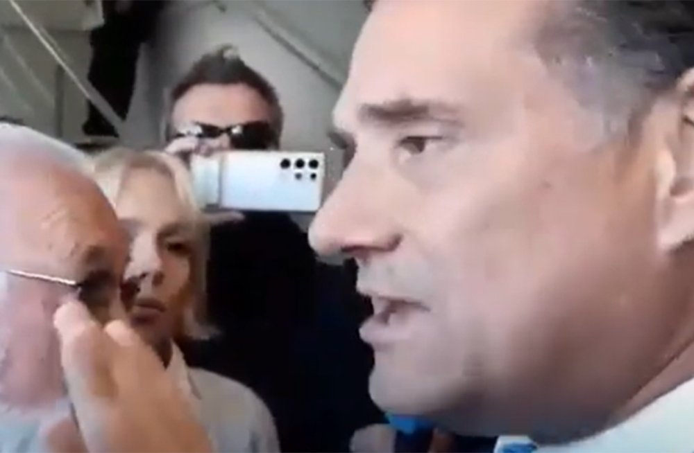 Το ΠΑΣΟΚ πετσοκόβει Αδωνι: Σπάει κάθε ρεκόρ γραφικότητας, πού να ξέρει για την Εργατική Πρωτομαγιά ο πωλητής των βιβλίων του Πλεύρη