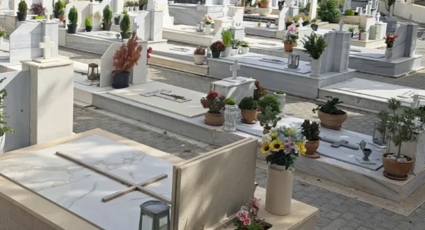 Πάτρα: Κηδείες µε «ουρά» στα κοιµητήρια – Η λήξη συµβάσεων εργαζοµένων οδήγησε σε αυστηρούς περιορισµούς ταφών