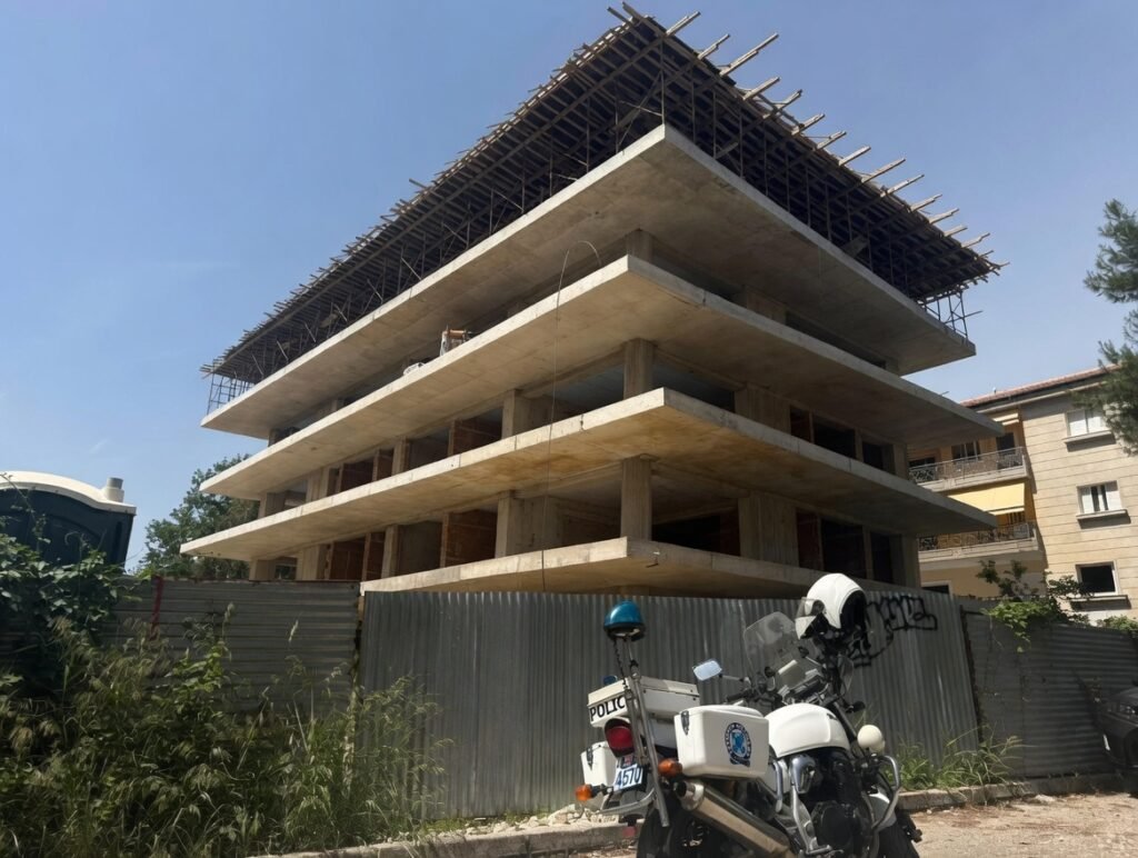 Πάτρα: Τραυματισμός σε οικοδομή από πτώση ξύλου από ταράτσα