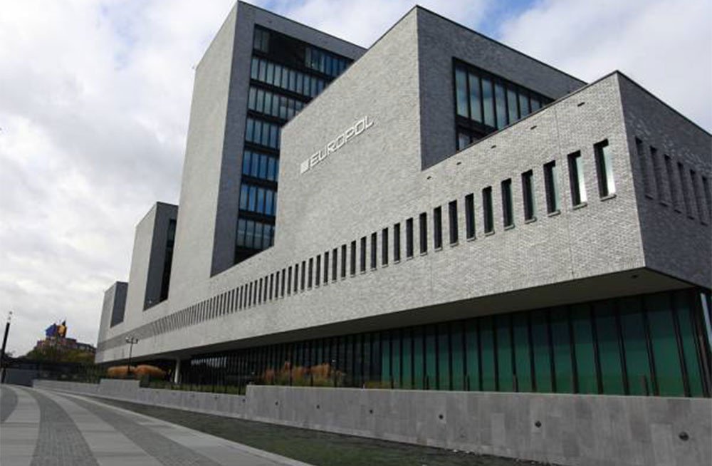Europol: Χειροπέδες σε δύο από τους πιο καταζητούμενους κακοποιούς της Ευρώπης