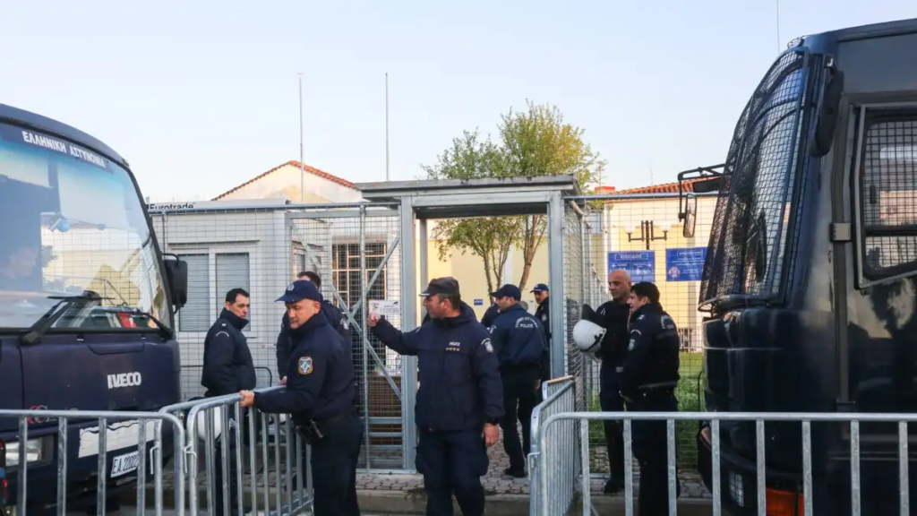 Δίκη των Τεμπών: Συνεχίζεται η διαδικασία στη δικαστική αίθουσα του Γαιόπολις με τις επιπλέον 100 θέσεις