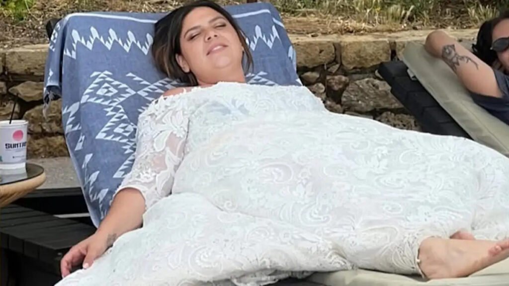 Η Δανάη Μπάρκα πήγε για μπάνιο στη θάλασσα με το… νυφικό!