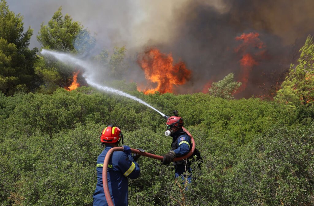 Τέσσερα μέτωπα πυρκαγιάς ταυτόχρονα στην Ελλάδα — όλα υπό επιτήρηση