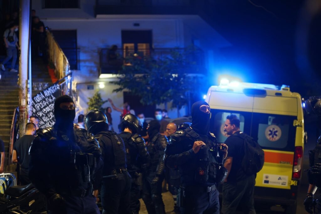 Πυροβολισμοί στα Εξάρχεια: Νεκρός άνδρας στα σκαλάκια της Καλλιδρομίου