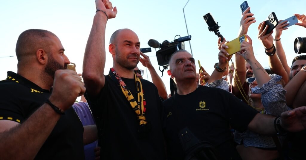 Χιλιάδες φίλοι του Άρη υποδέχθηκαν τον Σπανούλη στο αεροδρόμιο Μακεδονία