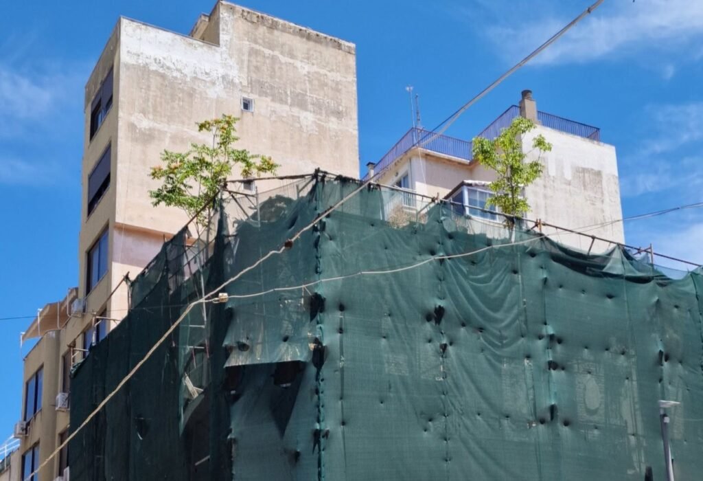 Πάτρα: Κτίριο με δέντρα στη σκεπή – «φονιάς» το χαρακτηρίζουν οι κάτοικοι