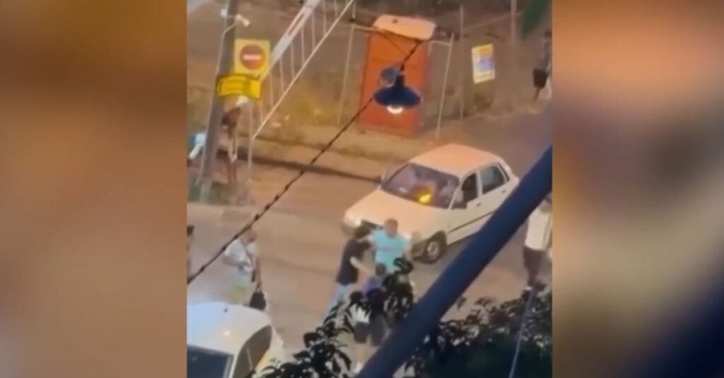 Σεπόλια: Δύο μοτοσικλετιστές πιάστηκαν στα χέρια με κράνη στη διάβαση τρένων Σεπόλια: Δύο μοτοσικλετιστές πιάστηκαν στα χέρια με κράνη στη διάβαση τρένων
