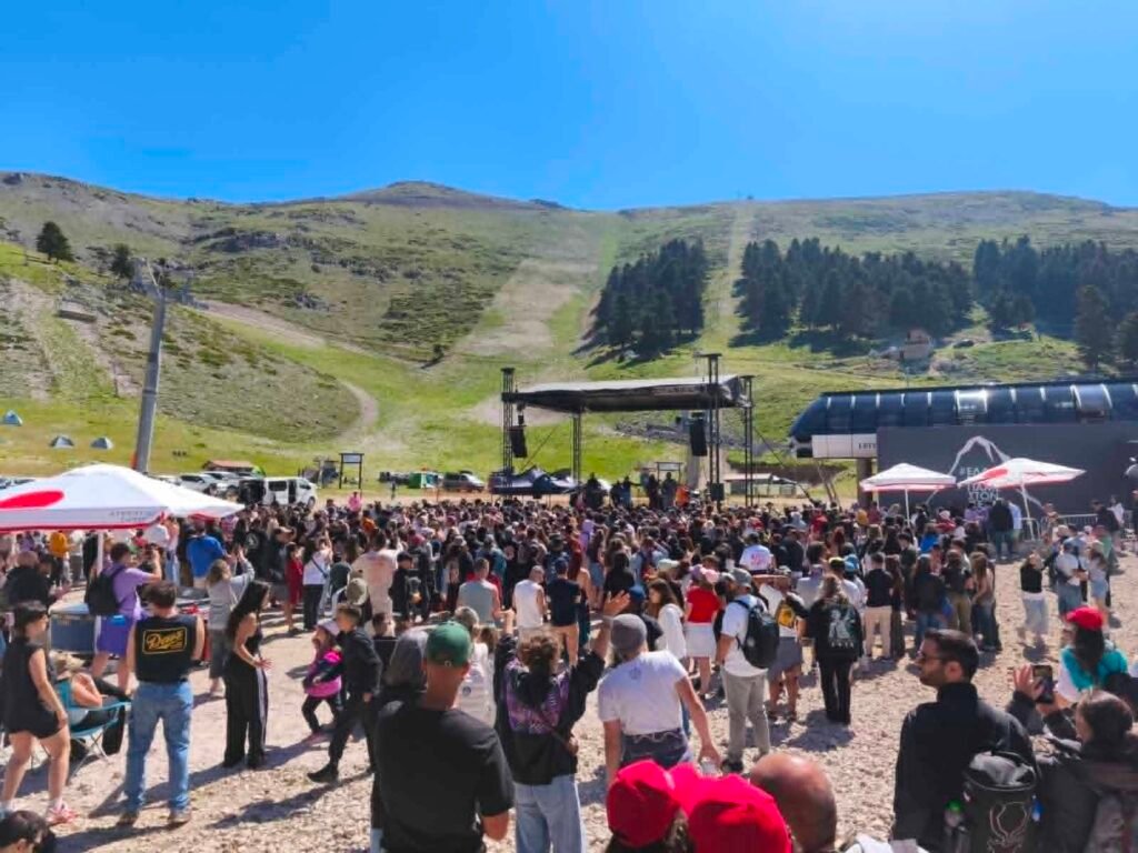 Το Helmos Mountain Festival καθιερώνει τα Καλάβρυτα στον χάρτη του καλοκαιριού Το Helmos Mountain Festival καθιερώνει τα Καλάβρυτα στον χάρτη του καλοκαιριού