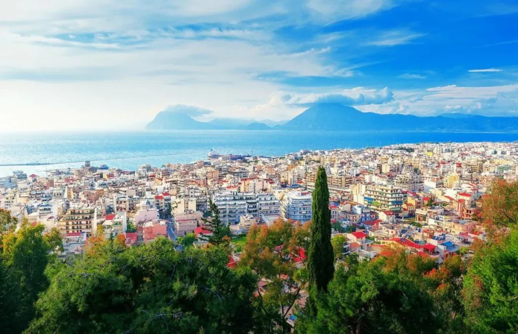 Καιρός: 35άρια και ισχυροί άνεμοι την Παρασκευή, βροχές σε περιοχές