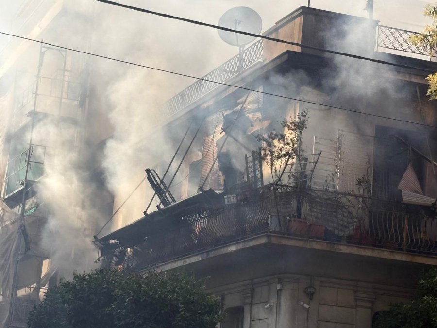 Φωτιά στην Καλλιθέα: Γυναίκα πήδηξε από διαμέρισμα για να σωθεί Φωτιά στην Καλλιθέα: Γυναίκα πήδηξε από διαμέρισμα για να σωθεί