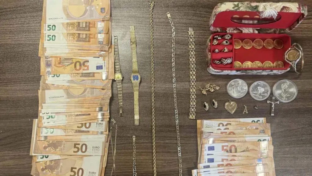 Θρίλερ στο αεροδρόμιο της Χίου: Πήγε να πετάξει με 24.000 ευρώ σε μετρητά και κοσμήματα – Η τηλεφωνική απάτη που τον «έκαψε»!
