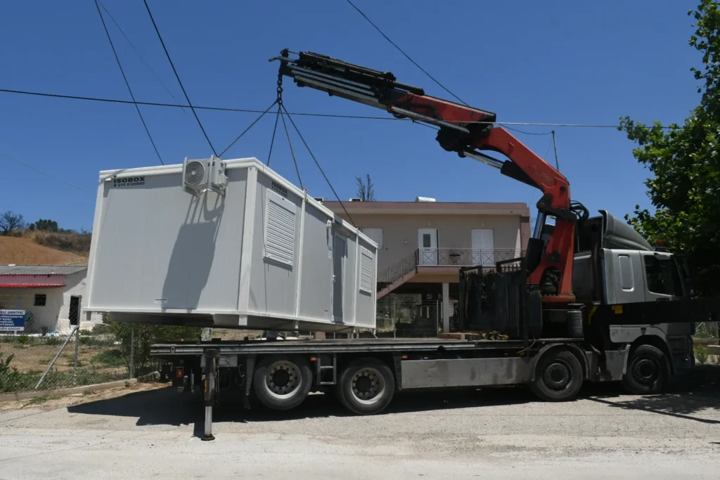 Πάτρα: Στήθηκαν οι πρώτοι οικίσκοι για πυρόπληκτες οικογένειες