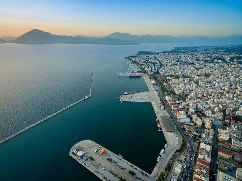 Πάτρα: Η τρίτη πόλη της Ελλάδας και οι διαχρονικές ελλείψεις της