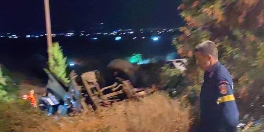 Νεκρός οδηγός φορτηγού στην Πατρών-Κορίνθου μετά από ανατροπή Νεκρός οδηγός φορτηγού στην Πατρών-Κορίνθου μετά από ανατροπή