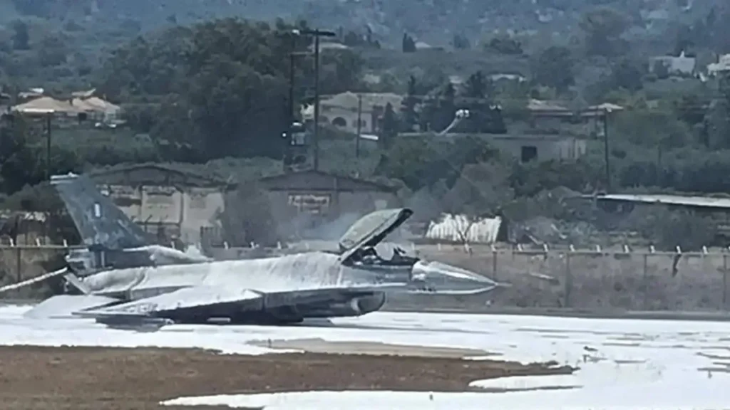 F-16: Αναγκαστική προσγείωση χωρίς τροχούς στη Ζάκυνθο – Ασφαλής ο πιλότος F-16: Αναγκαστική προσγείωση χωρίς τροχούς στη Ζάκυνθο – Ασφαλής ο πιλότος