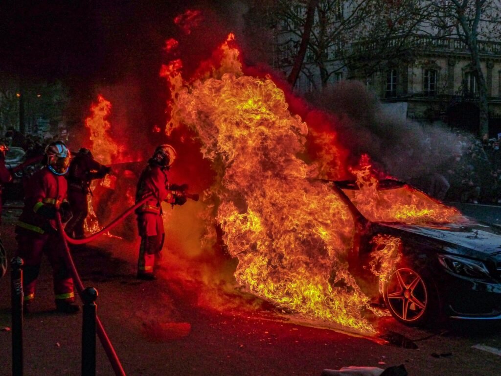 Πάτρα: Φωτιά σε τρία οχήματα στην οδό Ηλείας μετά από έκρηξη