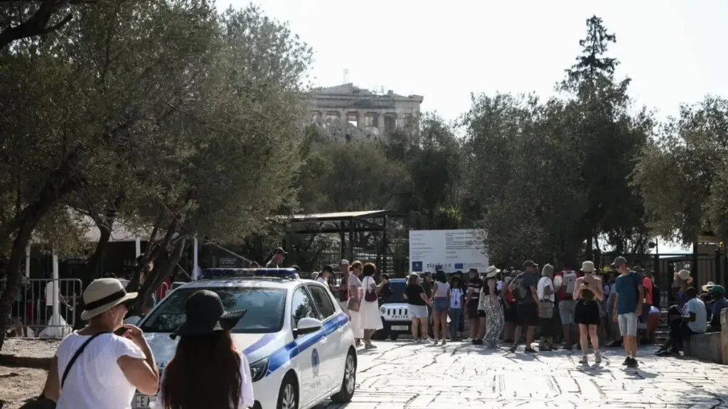 Ακρόπολη: Επίθεση με μαχαίρι σε δύο τουρίστες – Συνελήφθη ο δράστης
