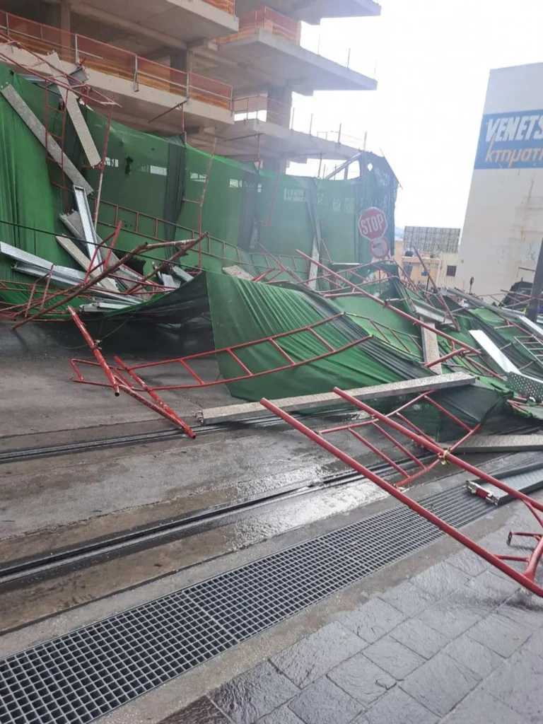 Πειραιάς: Κατέρρευσε σκαλωσιά λόγω κακοκαιρίας – Ζημιές σε οχήματα