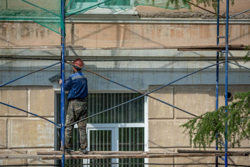 Πειραιάς: Διανομέας καταπλακώθηκε από σκαλωσιά εν ώρα εργασίας
