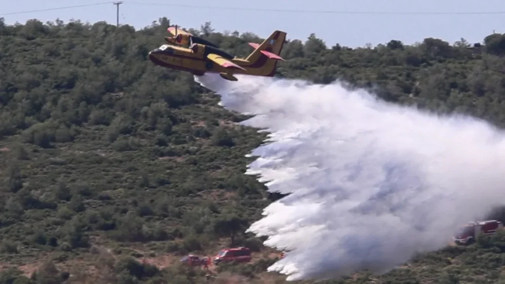 Φωτιά στον Τύρναβο: Μεγάλη επιχείρηση με εναέρια μέσα και drone