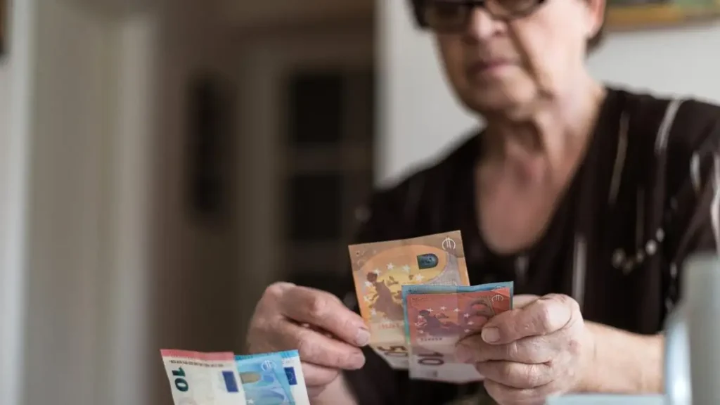 Συντάξεις χηρείας: «Ανάσα» για χιλιάδες δικαιούχους η κατάργηση της περικοπής του νόμου Κατρούγκαλου – Παραδείγματα